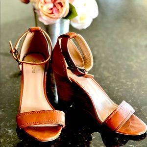 Aldo size 7 wedge in a Cognac color. Great condition. Only worn a couple times